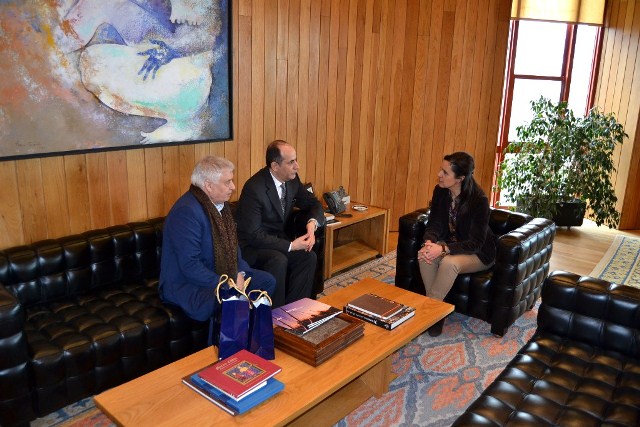 Foto da noticia:Pilar Rojo recibe ao embaixador de Xordania en España